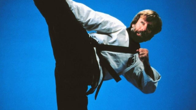 Ein Mann macht eine Karateposition. Ein Mann macht eine Karateposition.