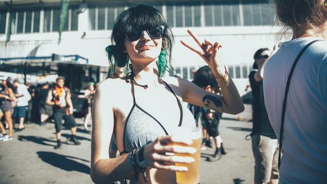 Tönü: Bikini, Bier und Peace. Tönü: Bikini, Bier und Peace.