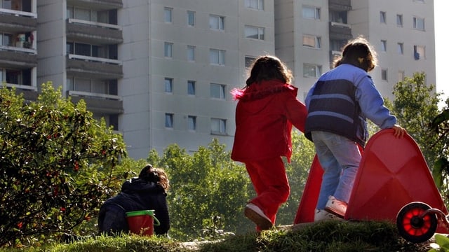 Kinder auf einem Spielplatz Kinder auf einem Spielplatz