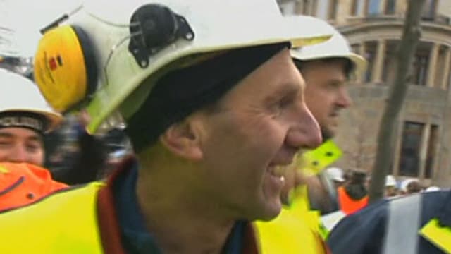 Spezialist Ëduard Reisch freut sich sichtlich über die gelungene Sprengung. Spezialist Ëduard Reisch freut sich sichtlich über die gelungene Sprengung.