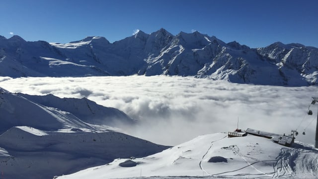 Das Nebelmeer lag bei rund 2800 Metern, darüber war es im Wallis aber mehr oder weniger wolkenlos. Das Nebelmeer lag bei rund 2800 Metern, darüber war es im Wallis aber mehr oder weniger wolkenlos.