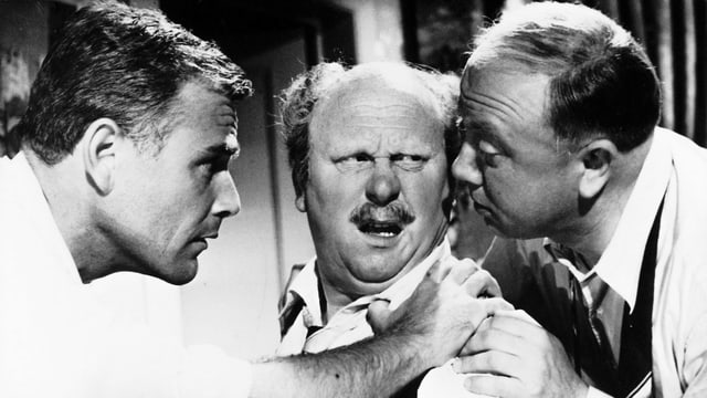 Gert Fröbe zwischen zwei männlichen Schauspielern Gert Fröbe zwischen zwei männlichen Schauspielern