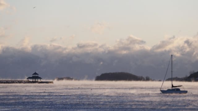 Neblig-kalte Bucht inklusive verlassenes Segelboot Neblig-kalte Bucht inklusive verlassenes Segelboot