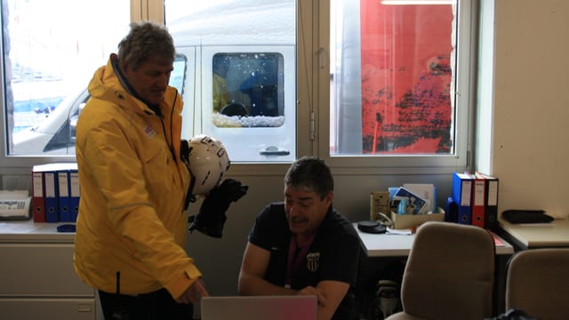 FIS-Renndirektor Günter Hujara und Felix Blumer diskutieren im Rennbüro die Wettersituation. FIS-Renndirektor Günter Hujara und Felix Blumer diskutieren im Rennbüro die Wettersituation.