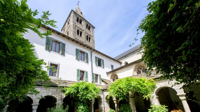 Klosterinnenhof mit Blick auf Kirchturm. Klosterinnenhof mit Blick auf Kirchturm.