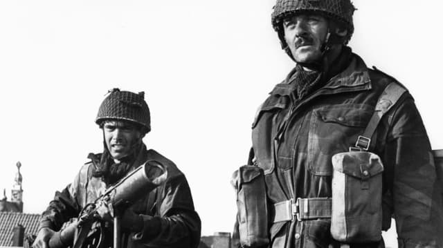 Zwei Männer in Militäruniform Zwei Männer in Militäruniform
