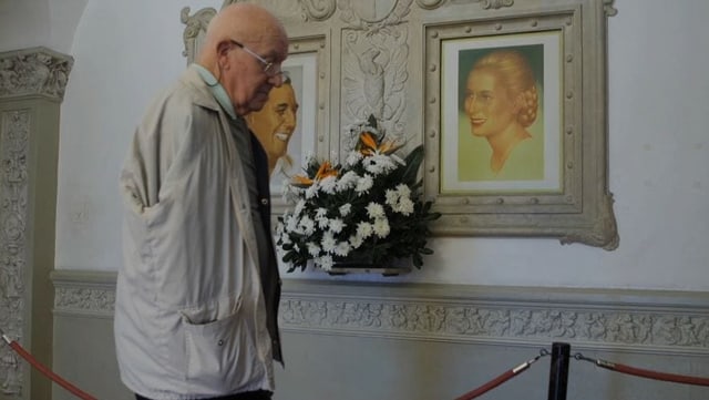 Saúl Macyszyn steht vor einem Porträt von Evita. Saúl Macyszyn steht vor einem Porträt von Evita.