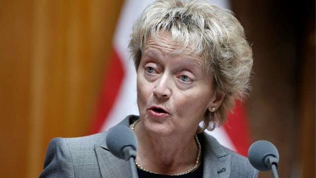 Evelyn Widmer-Schlumpf hält eine Rede. Evelyn Widmer-Schlumpf hält eine Rede.
