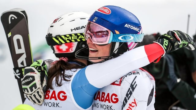 Wendy Holdener und Mikaela Shiffrin umarmen sich. Wendy Holdener und Mikaela Shiffrin umarmen sich.
