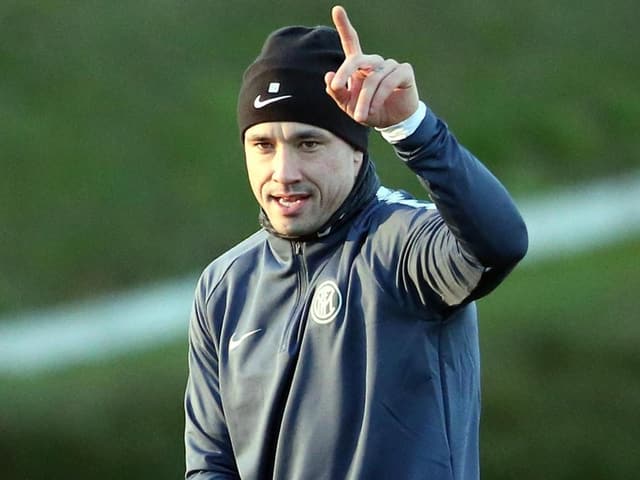Radja Nainggolan hebt im Training dem linken Zeigfinger. Radja Nainggolan hebt im Training dem linken Zeigfinger.