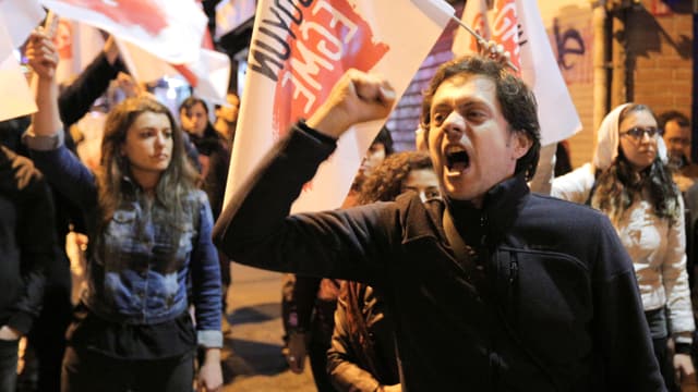 Protestierende mit Fahnen Protestierende mit Fahnen