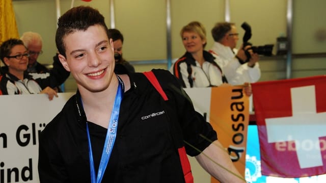 Ein lachender Lucas Fischer wird von Fans begrüsst und bejubelt, um den Hals hängt die EM-Medaille aus Moskau. Ein lachender Lucas Fischer wird von Fans begrüsst und bejubelt, um den Hals hängt die EM-Medaille aus Moskau.
