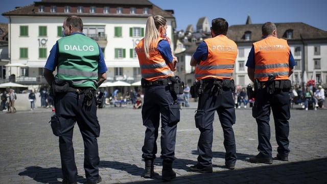 Polizeipräsenz an der Corono-Demo in Rapperswil-Jona Polizeipräsenz an der Corono-Demo in Rapperswil-Jona