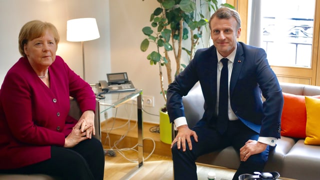 Angela Merkel und Emmanuel Macron präsentieren sich den Fotografen. Angela Merkel und Emmanuel Macron präsentieren sich den Fotografen.