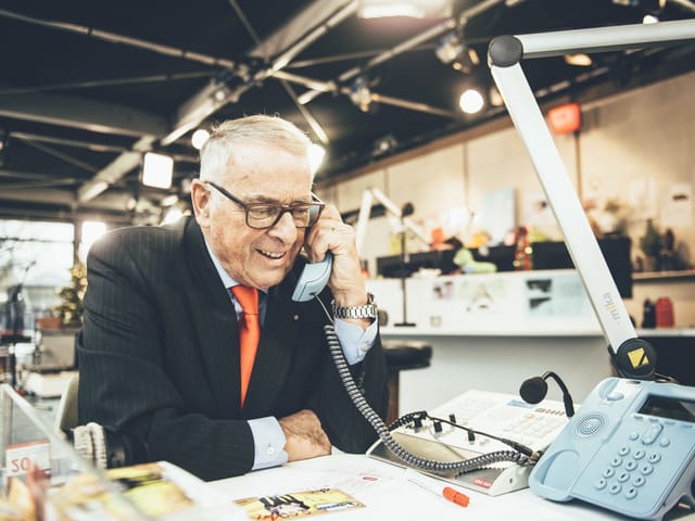 Adolf Ogi wollte nicht tatenlos rumsitzen und setze sich gleich selber ans Spendentelefon.