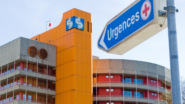 Das Spital Sitten mit dem Wegweiser «Urgences» Das Spital Sitten mit dem Wegweiser «Urgences»