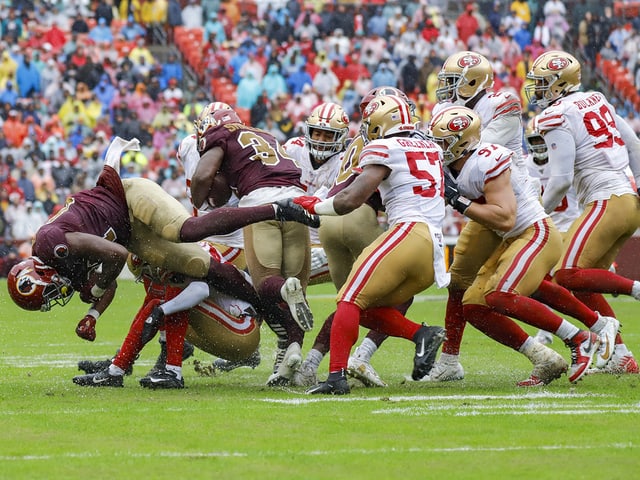 Die 49ers-Defense bringt Washingtons Smallwood zu Fall. Die 49ers-Defense bringt Washingtons Smallwood zu Fall.
