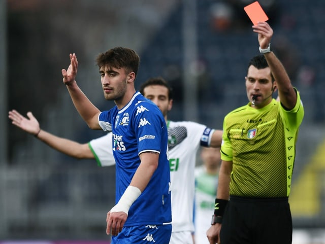 Empolis Mattia Viti kassiert bei der Partie gegen Sassuolo innert einer Minute zweimal die gelbe Karte und fliegt vom Platz. Es ist der erste Platzverweis in der noch jungen Karriere des 19-jährigen Italieners. Sein Team unterliegt am Ende 1:5.