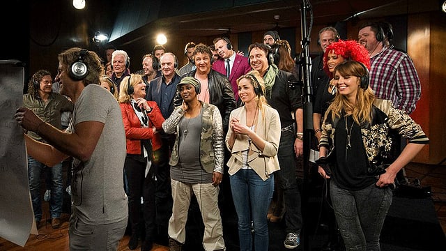 Zahlreiche niederländische Musiker in einem Aufnahmestudio. Zahlreiche niederländische Musiker in einem Aufnahmestudio.
