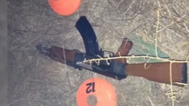 Das Spielzeug-Maschinengewehr des Teenagers. Das Spielzeug-Maschinengewehr des Teenagers.