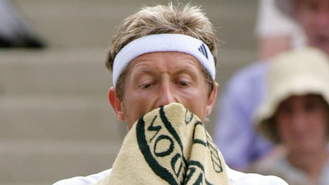 Jonas Björkman wischt sicht mit dem Handtuch das Gesicht ab. Jonas Björkman wischt sicht mit dem Handtuch das Gesicht ab.