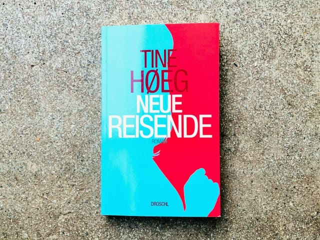 Der Roman «Neue Reisende» von Tine Høeg liegt auf einem Zementboden Der Roman «Neue Reisende» von Tine Høeg liegt auf einem Zementboden
