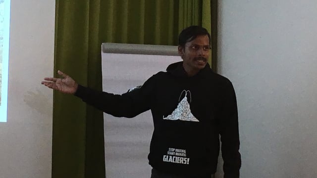 Um stgir cun pullover nair Um stgir cun pullover nair