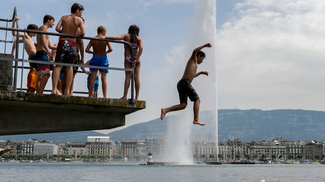 Badende in Genf vor dem Jet d'eau. Badende in Genf vor dem Jet d'eau.