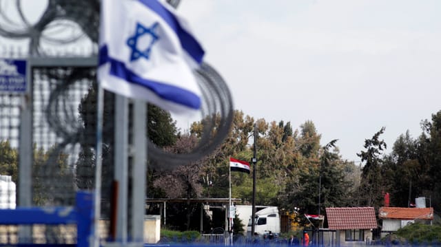 Israelisch Flagge und Grenzbefestigung, im Hintergrund syrische Flagge und Grenzposten. Israelisch Flagge und Grenzbefestigung, im Hintergrund syrische Flagge und Grenzposten.