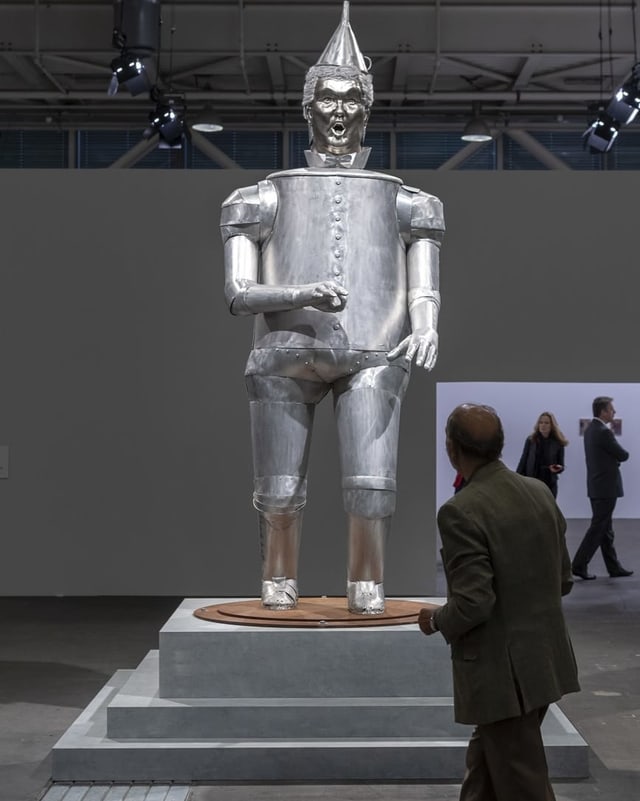 Überdimensionierte Zinnfigur Überdimensionierte Zinnfigur