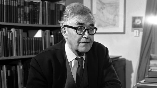 Karl Barth sitzt in einem Studierzimmer. Karl Barth sitzt in einem Studierzimmer.
