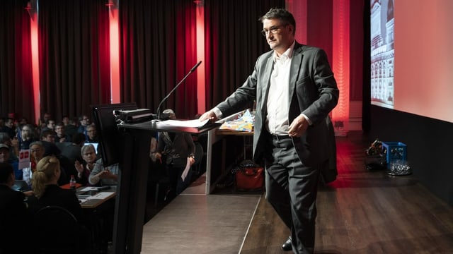 Levrat am Rednerpult. Levrat am Rednerpult.