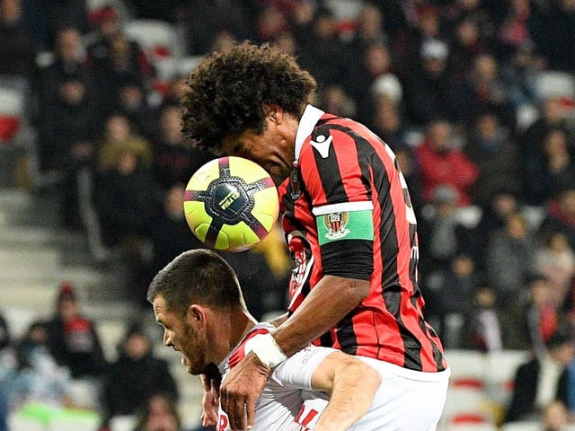 Dante beim Kopfball.