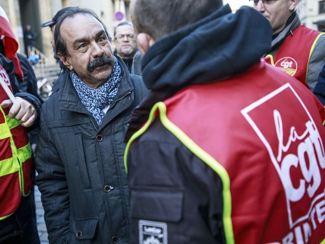 Generalsekretär Martinez spricht mit Demonstranten. Generalsekretär Martinez spricht mit Demonstranten.