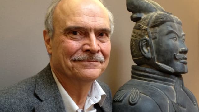 Heinz Berke steht neben einem Tonkrieger. Heinz Berke steht neben einem Tonkrieger.