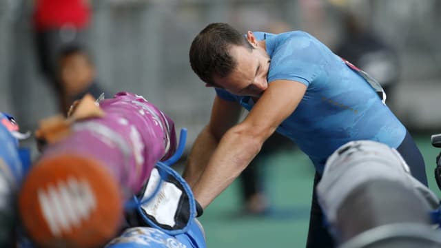 Renaud Lavillenie vergräbt sein Gesicht. Renaud Lavillenie vergräbt sein Gesicht.