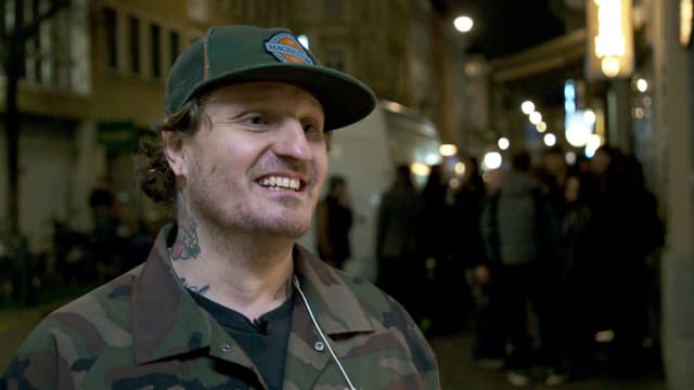 Daniel Kehrli steht vor einer Bar. Daniel Kehrli steht vor einer Bar.