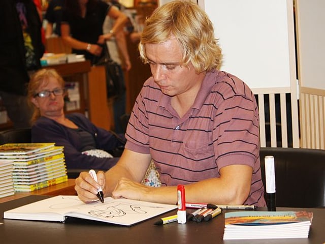 Comic-Autor Tommi Musturi beim Zeichnen während der «Nacht der Künste» 2011 in Helsinki. Comic-Autor Tommi Musturi beim Zeichnen während der «Nacht der Künste» 2011 in Helsinki.