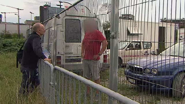 Der Inhaber spricht mit dem Reporter. Der Inhaber spricht mit dem Reporter.