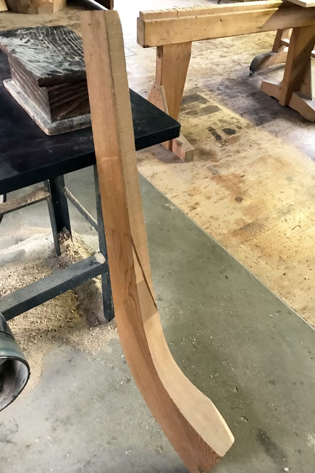 Ein Stück Holz, das die Form eines Alphorns andeutet. Ein Stück Holz, das die Form eines Alphorns andeutet.