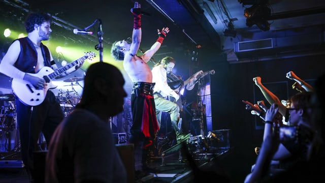 Eine Band spielt vor Publikum Eine Band spielt vor Publikum