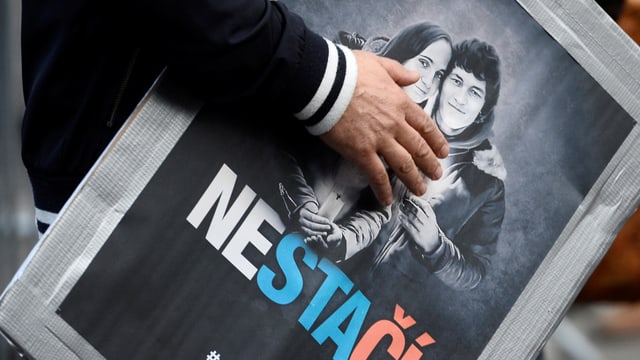 Plakat mit schwarz-weiss-Bild von Kuciak und seiner Verlobten. Plakat mit schwarz-weiss-Bild von Kuciak und seiner Verlobten.