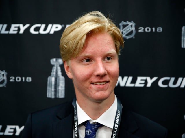 Rasmus Dahlin lächelt in die Kamera. Rasmus Dahlin lächelt in die Kamera.