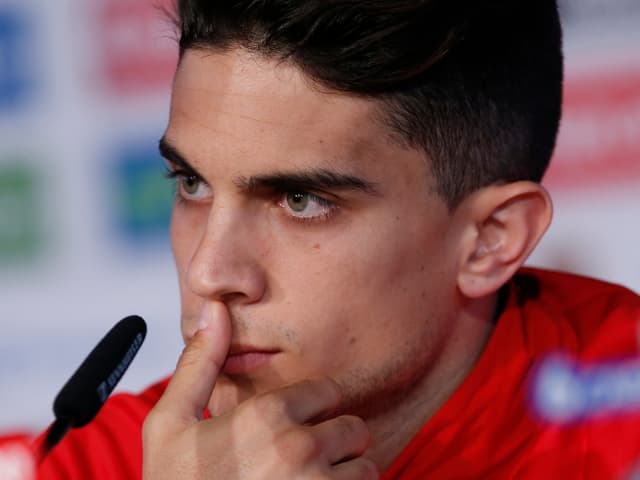 Marc Bartra mit leerem Blick an einer Pressekonferenz.