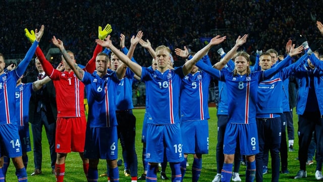 Islands Nationalteam macht den Huh-Jubel. Islands Nationalteam macht den Huh-Jubel.