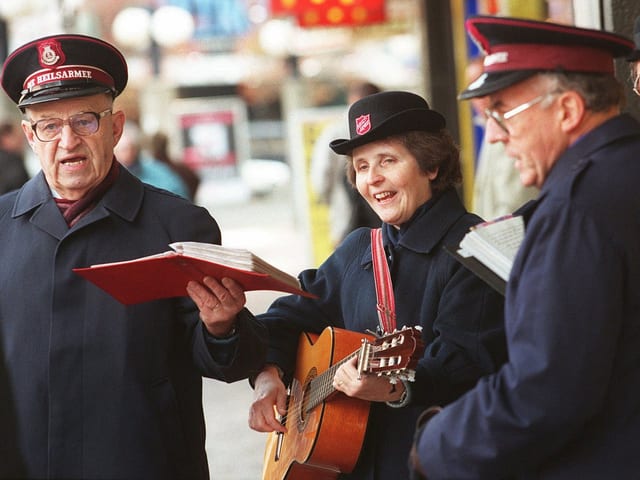 Mitglieder der Heilsarmee singen Weinachtslieder in Zürich. Mitglieder der Heilsarmee singen Weinachtslieder in Zürich.