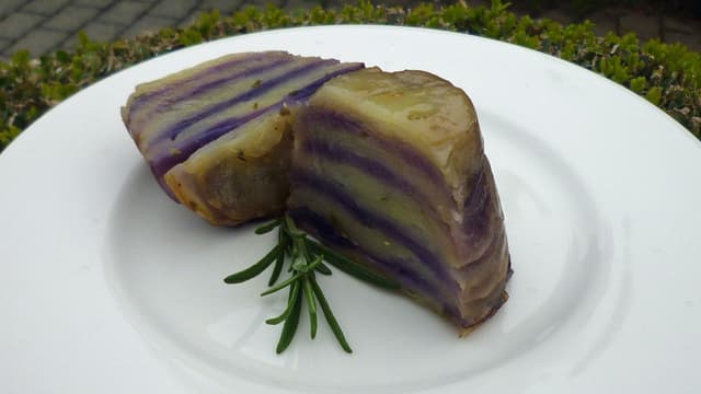 Blaue Tarte Tatin mit Trüffelcrème Blaue Tarte Tatin mit Trüffelcrème