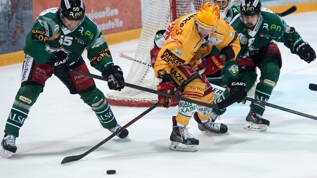 Oltens Codey Buerki, links, und Simon Schnyder im Kampf um den Puck gegen Tigers Chris DiDomenico, Mitte, während dem sechsten Spiel im Playoff Final der NLB zwischen dem EHC Olten und den SCL Tigers, am Sonntag 29. März 2015, im Stadion Kleinholz in Olten. Oltens Codey Buerki, links, und Simon Schnyder im Kampf um den Puck gegen Tigers Chris DiDomenico, Mitte, während dem sechsten Spiel im Playoff Final der NLB zwischen dem EHC Olten und den SCL Tigers, am Sonntag 29. März 2015, im Stadion Kleinholz in Olten.