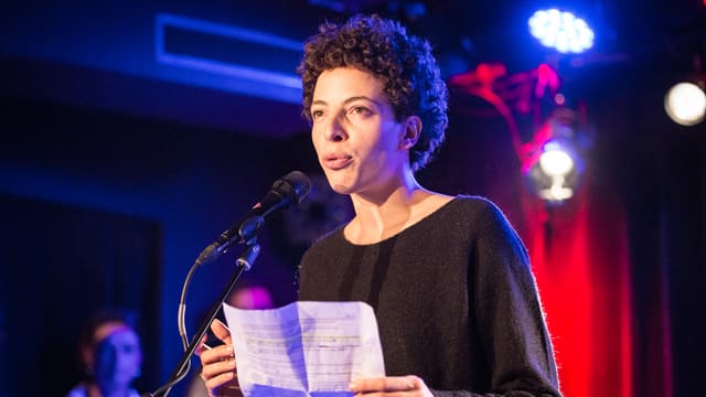 Aiana Gennai mit Blatt auf Bühne im Gegenlicht Aiana Gennai mit Blatt auf Bühne im Gegenlicht