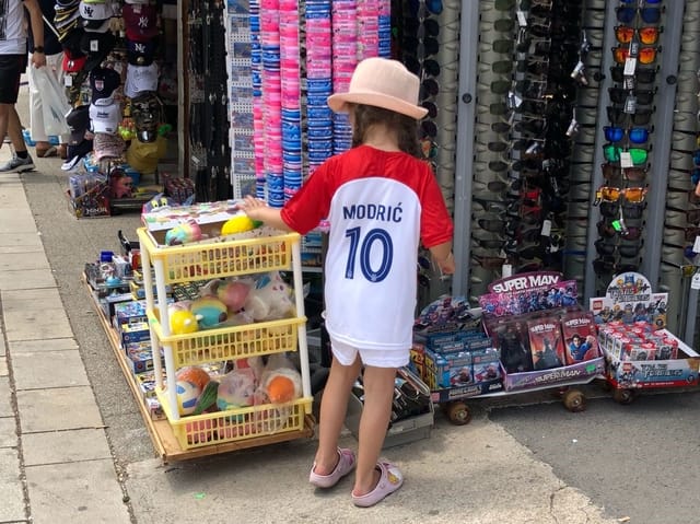 Mädchen mit Modric-T-Shir